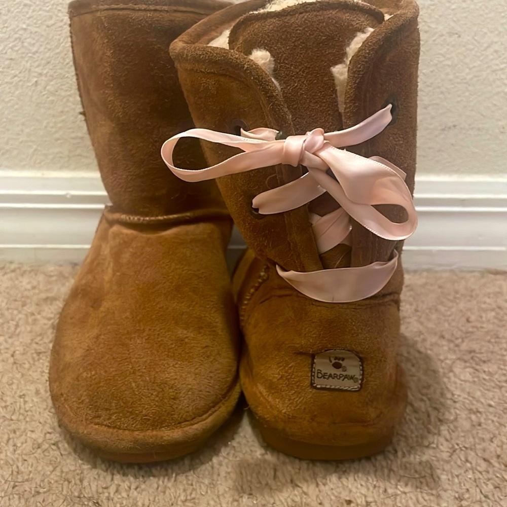 Has a cute bow on the back, it has no box although barely worn
